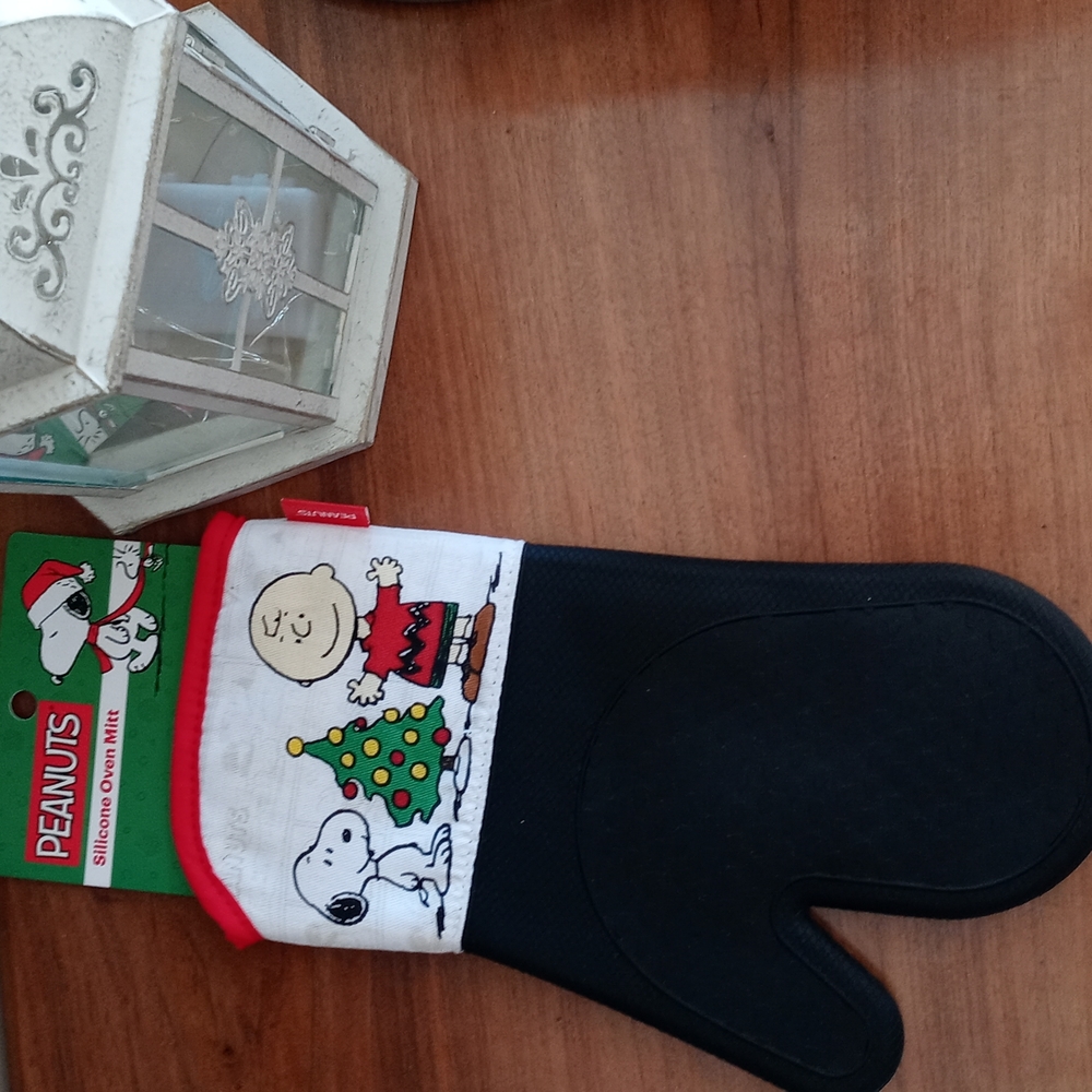 Snoopy silicone oven mitts